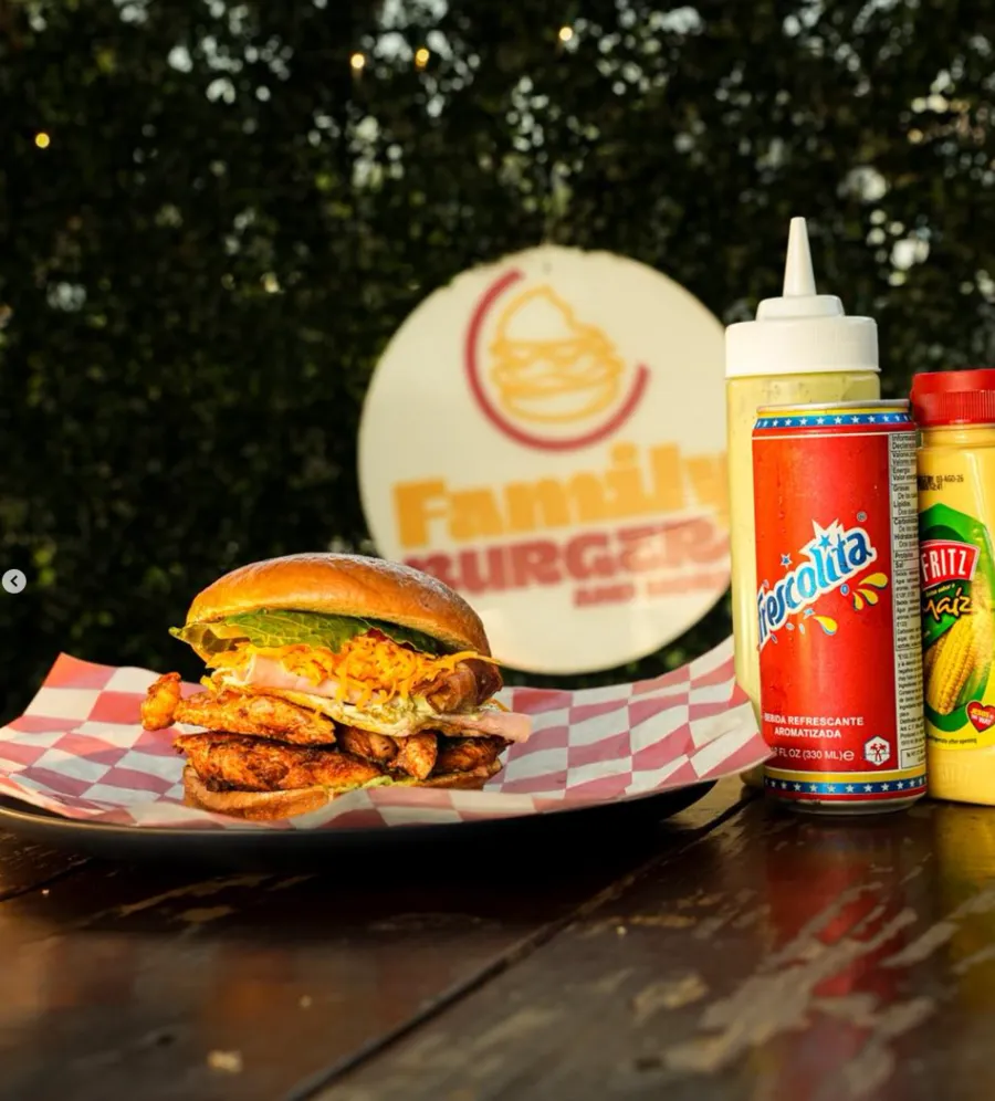 Burger de pollo con Frescolita frente al logo