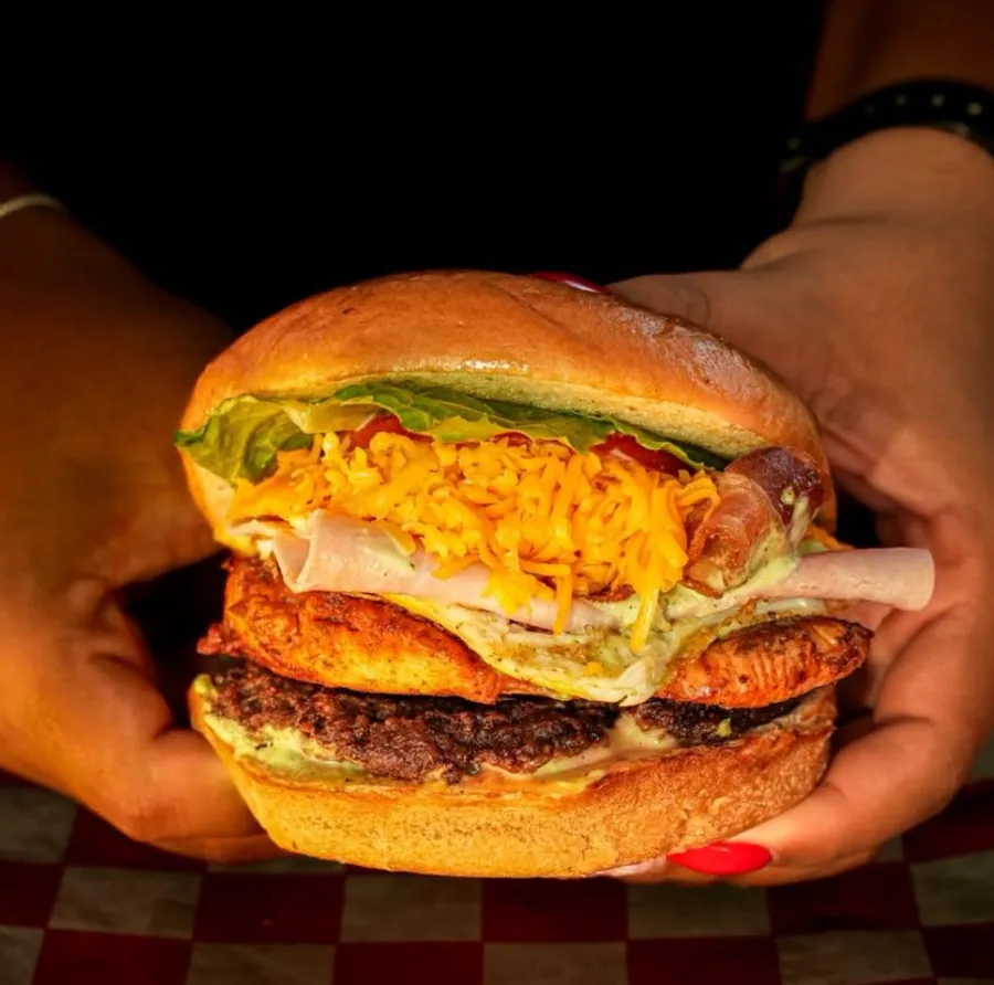 Burger doble sostenida con las dos manos