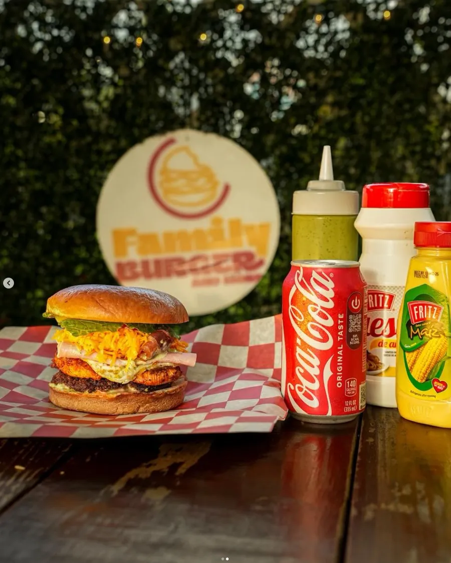 Burger venezolana con Coca-Cola y salsas