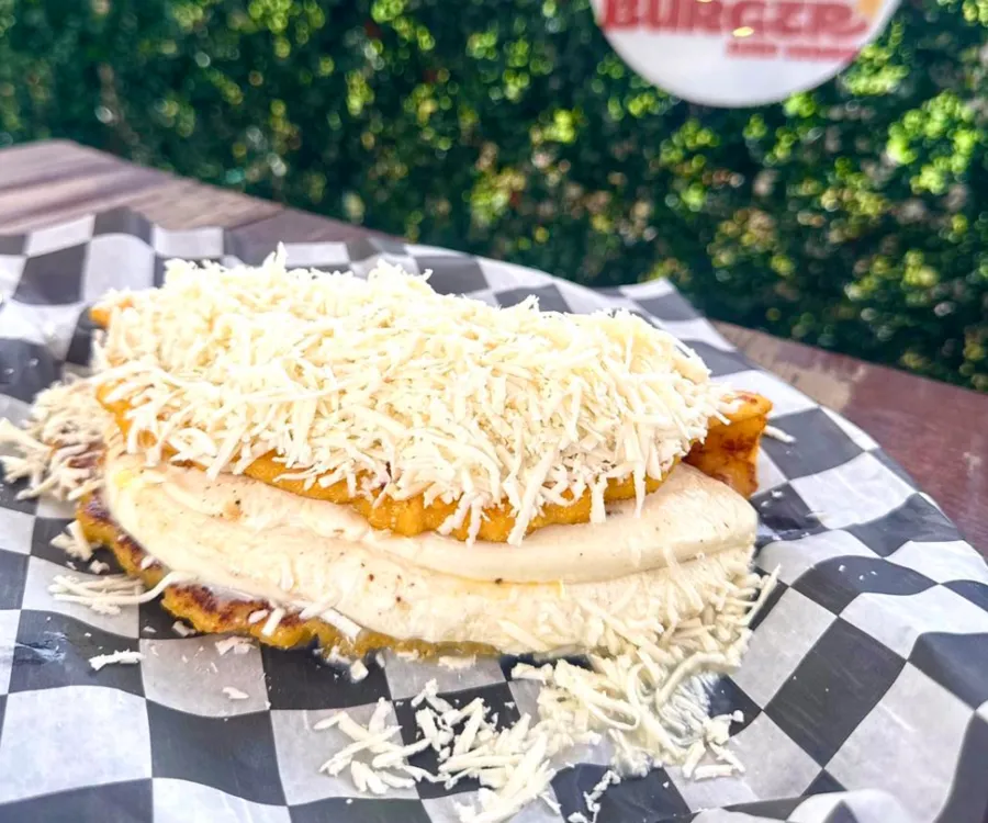 Cachapa con queso de mano rallado
