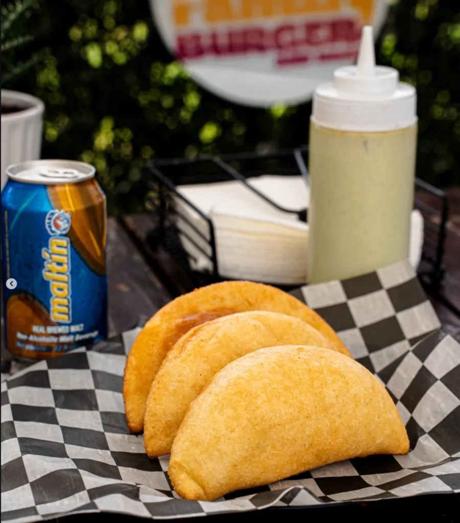 Empanadas venezolanas con salsa verde y Maltín