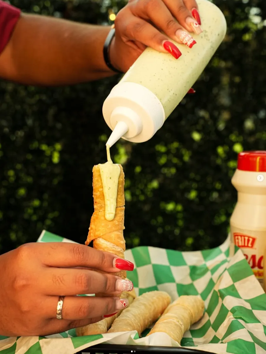 Tequeños con salsa de ajo verde